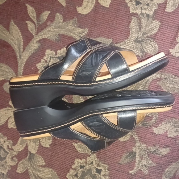 Clarks Black and Tan Slide Sandals, Tooled Leather, 7.5 - Picture 3 of 8
